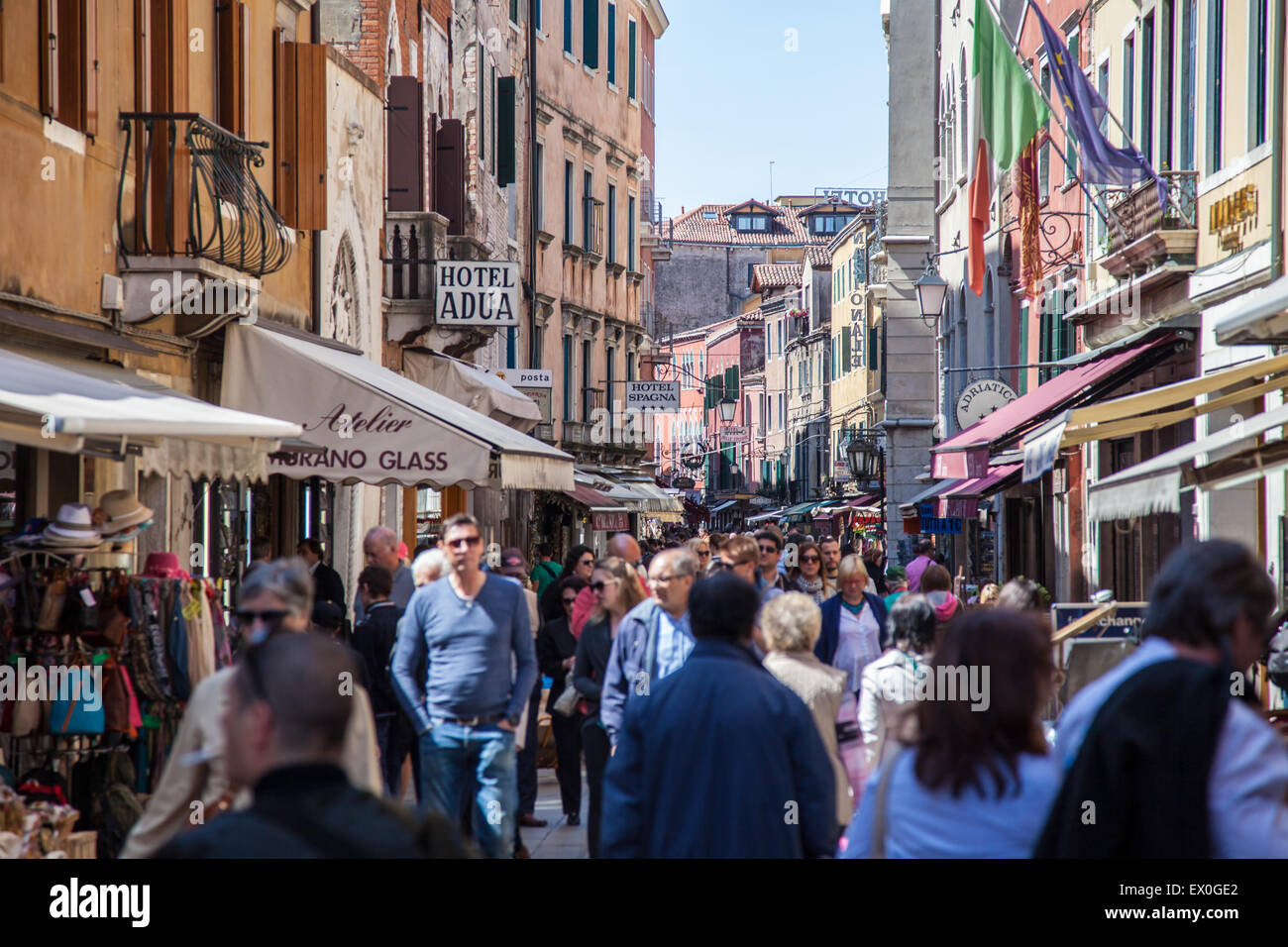 La strada affollata in scena a Venezia, Italia Foto Stock