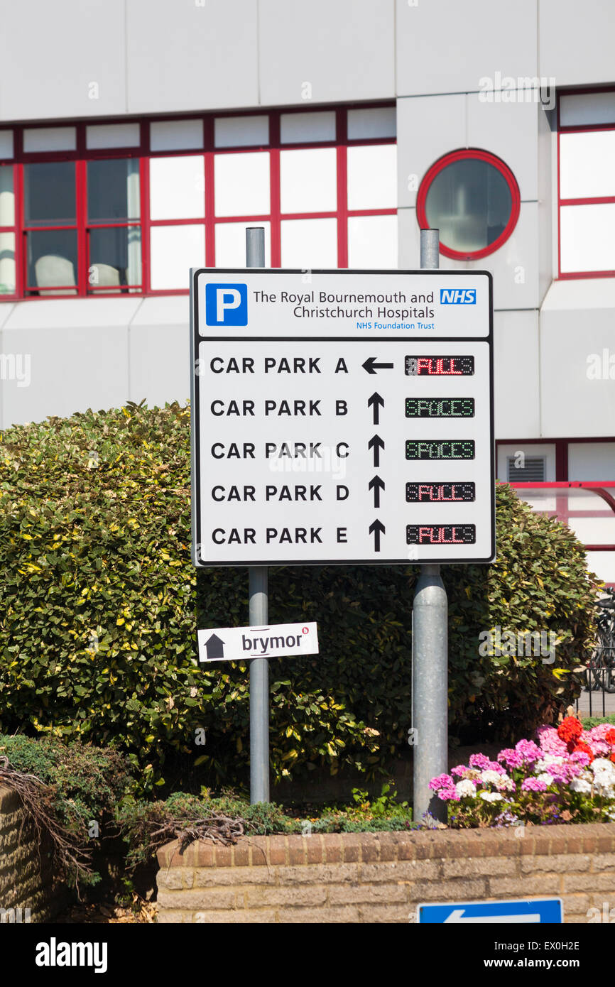 Cartello per il parcheggio che mostra la disponibilità di posti al di fuori del Royal Bournemouth Hospital, Bournemouth, Dorset UK a luglio Foto Stock