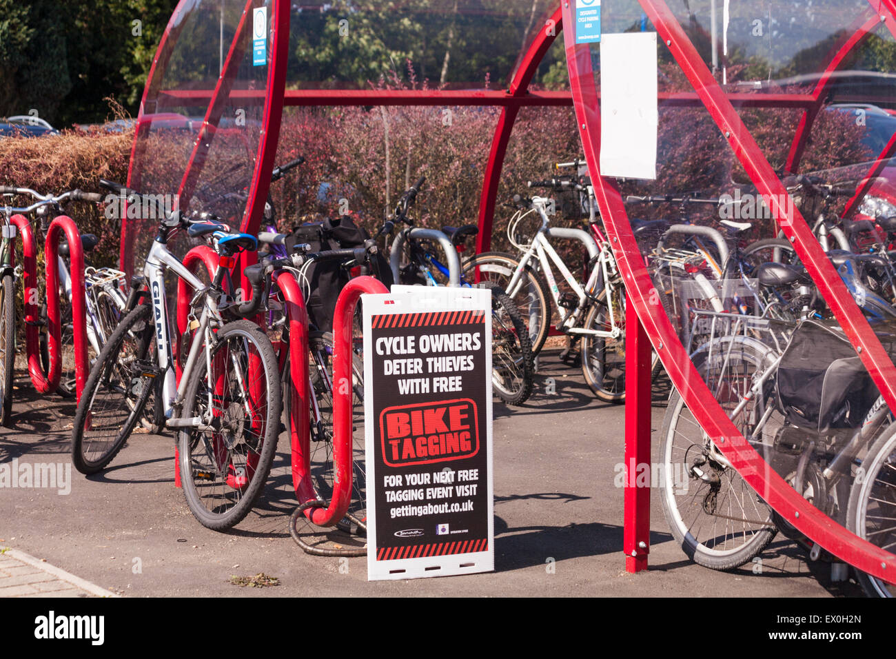 I proprietari del ciclo a dissuadere i ladri di biciclette gratuito segno di tagging a bike park presso il Royal Hospital di Bournemouth, Bournemouth Foto Stock