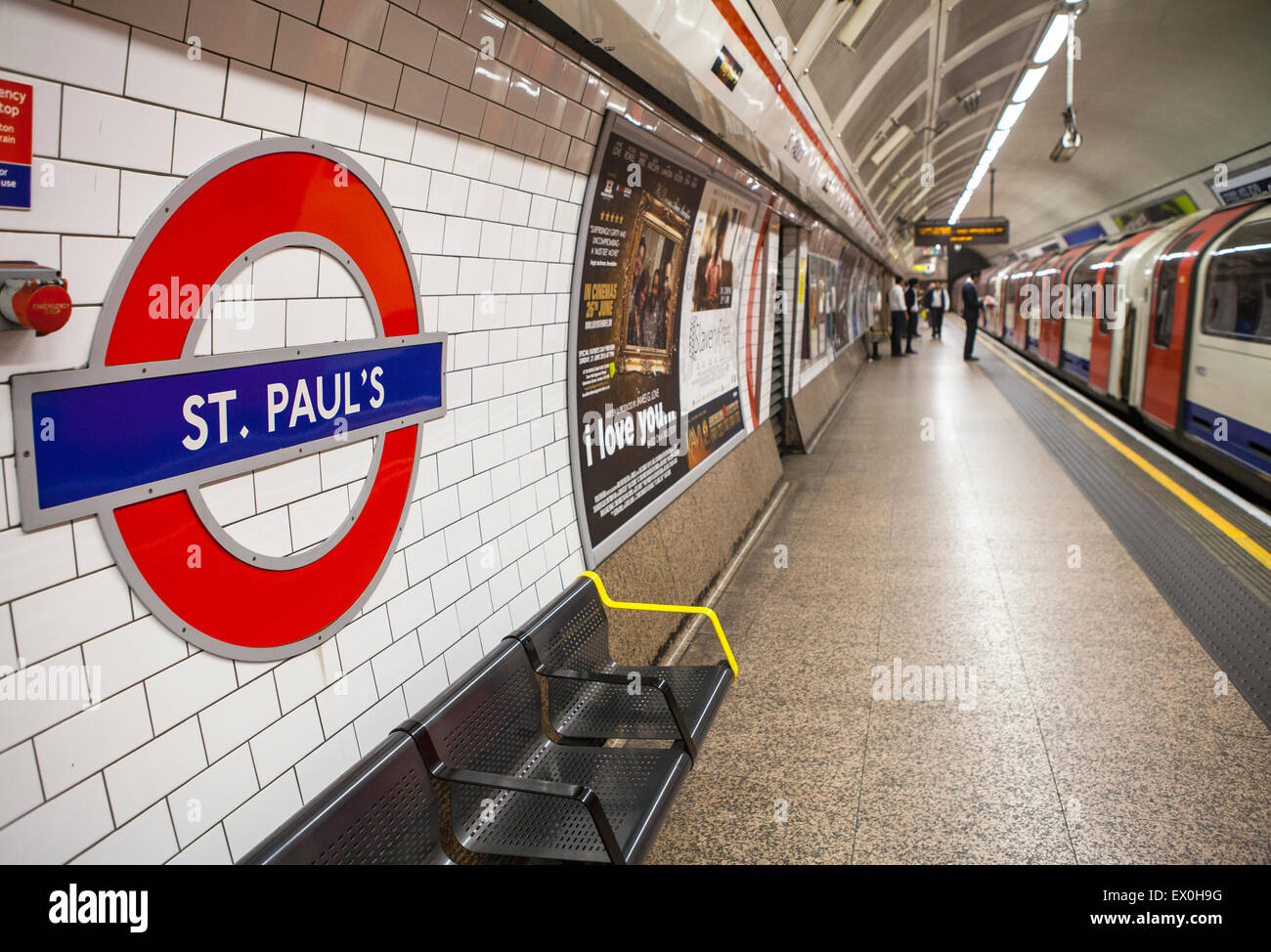 LONDON, Regno Unito - 29 giugno 2015: una vista sulla piattaforma di San Paolo la stazione della metropolitana di Londra il 29 giugno 2015. Foto Stock
