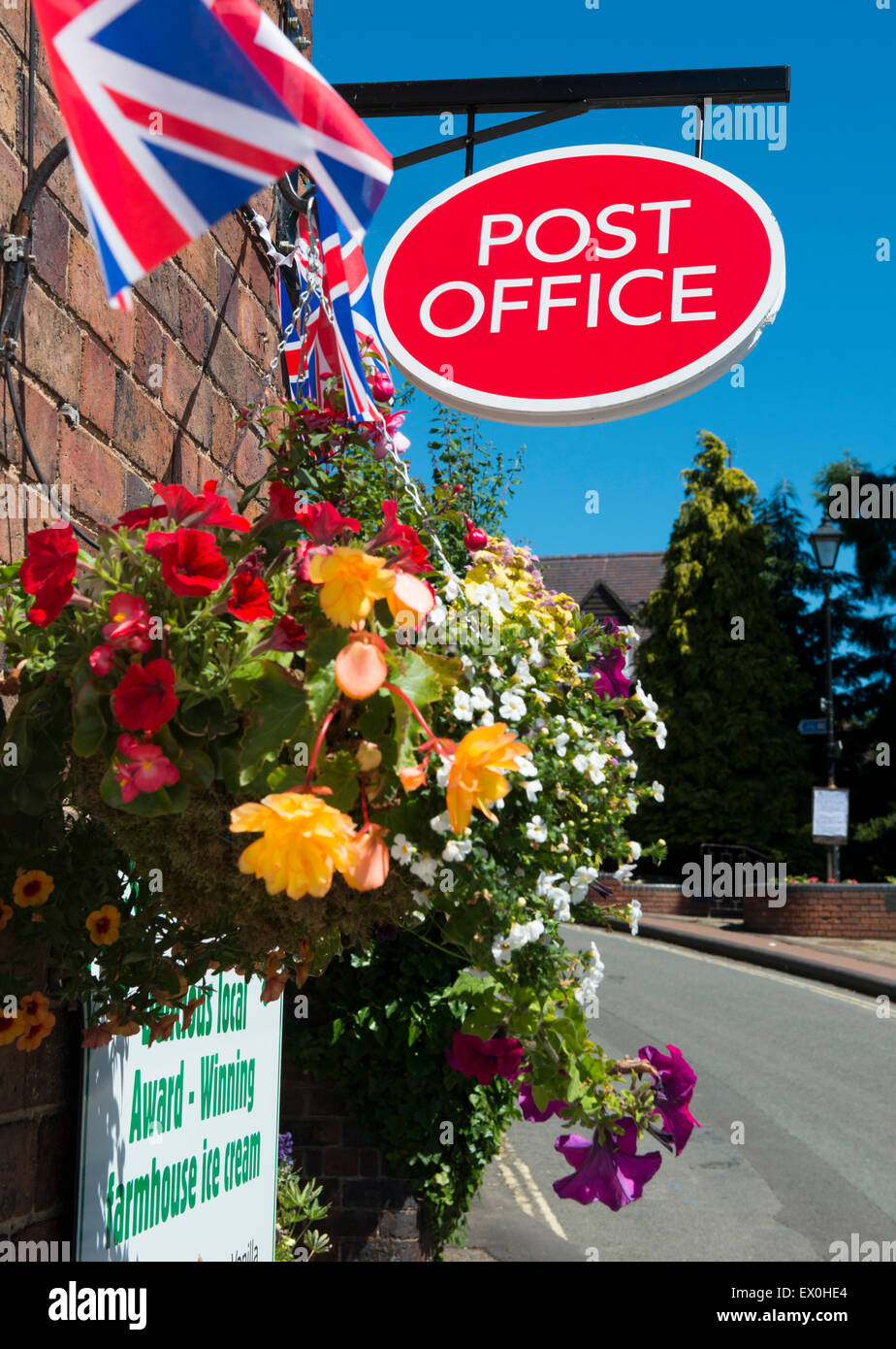 Fiori al di fuori del Post Office e fare acquisti nella parte superiore Arley, Worcestershire. Foto Stock
