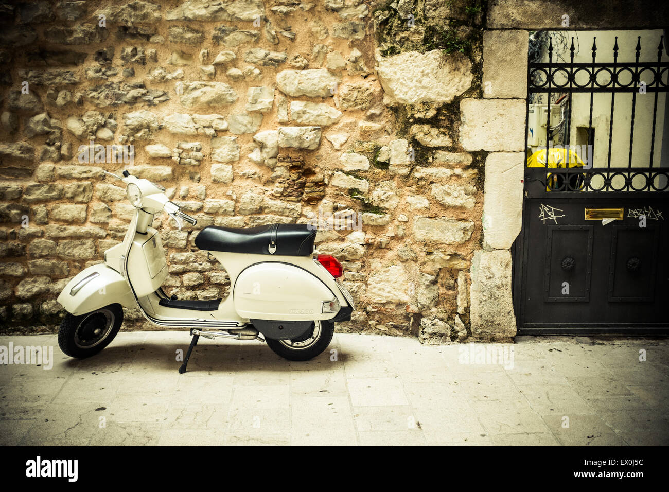 Vespa moto nella Città Vecchia, Split Foto Stock