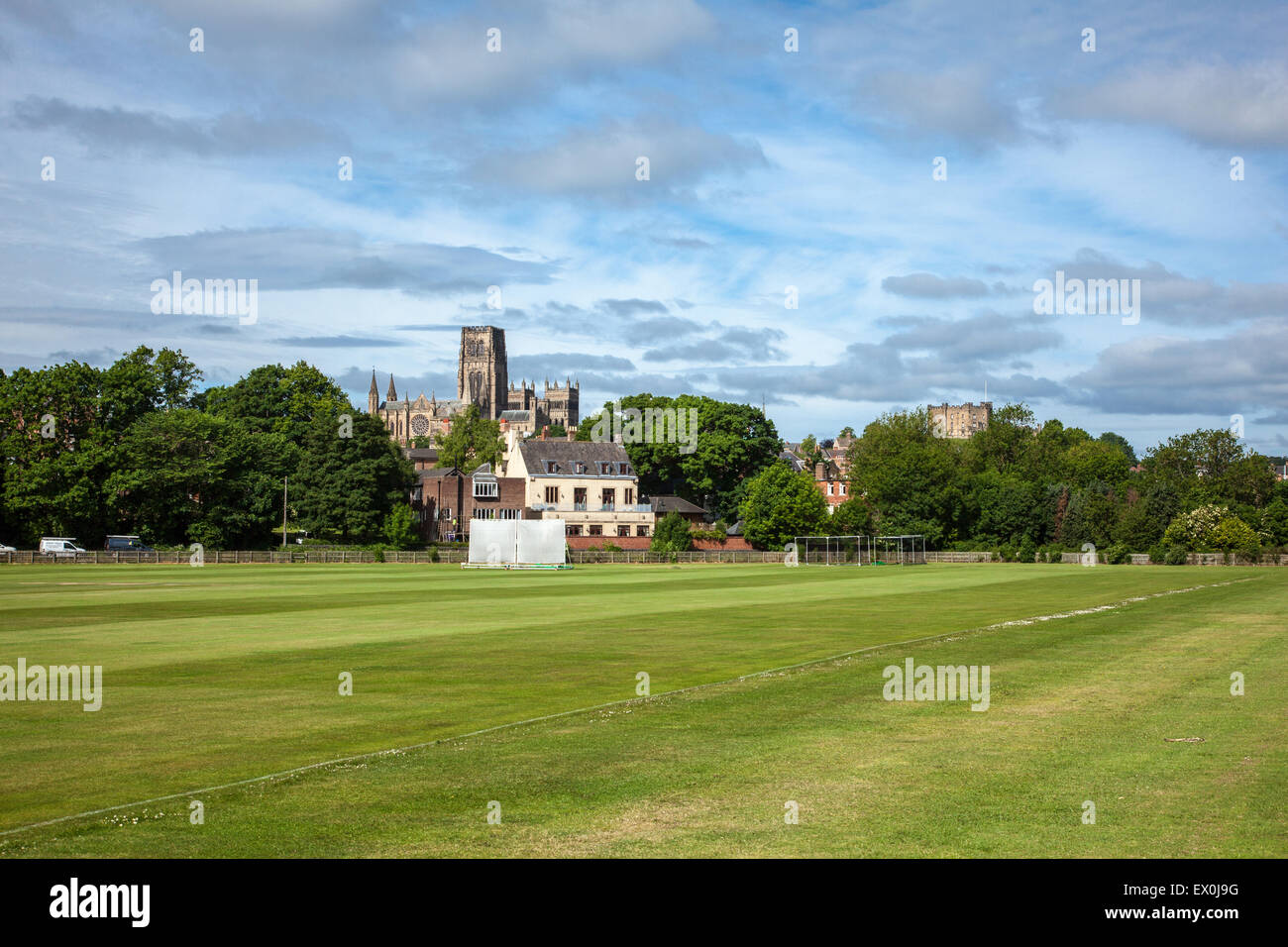 La cattedrale e castello di Durham dominano la città, visto attraverso il cricket ground, Durham, England, Regno Unito Foto Stock