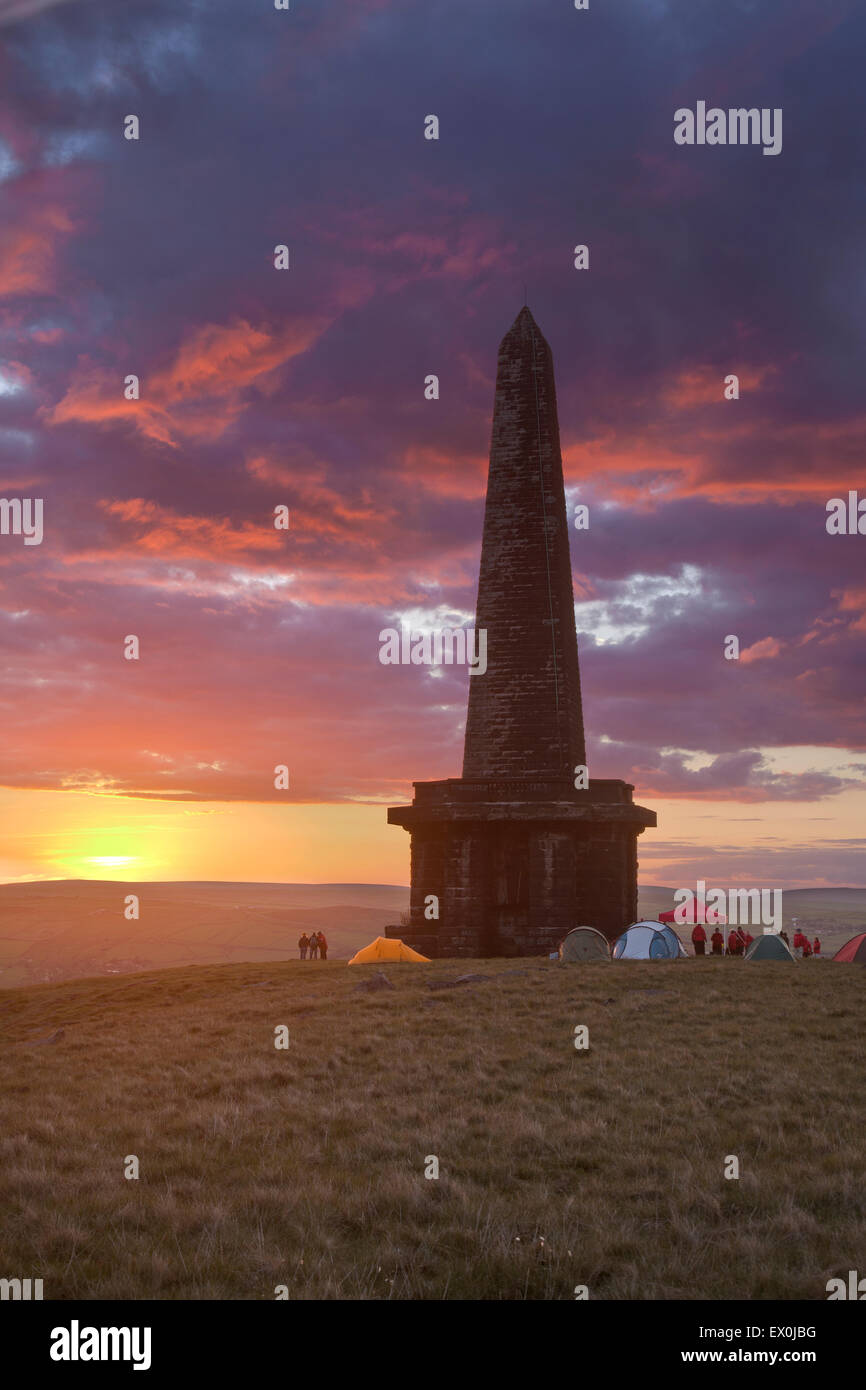 Drammatico tramonto colorato visto oltre Stoodley Pike vicino Todmorden, Calderdale, West Yorkshire, Regno Unito. Foto Stock