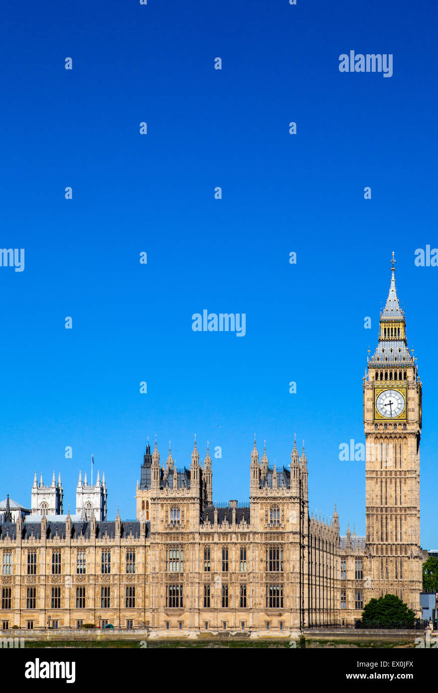 Una vista della magnifica architettura del Palazzo di Westminster a Londra. Le torri di Westminster Abbey può essere visto in th Foto Stock