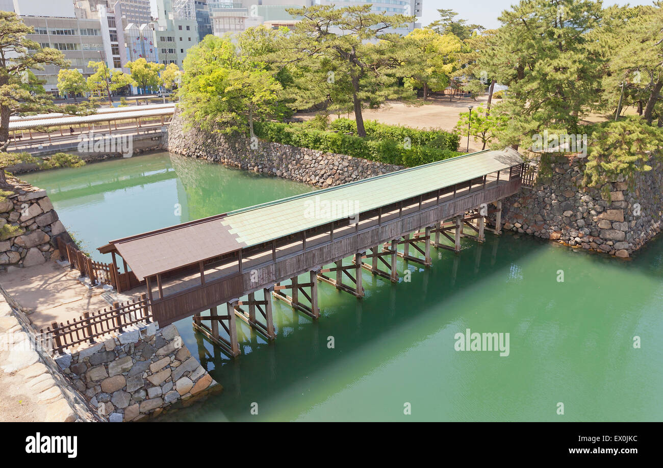 Saya-bashi ponte di Takamatsu castello, l'isola di Shikoku, Giappone. Costruito nel 1640, ricostruita nel 2011 Foto Stock