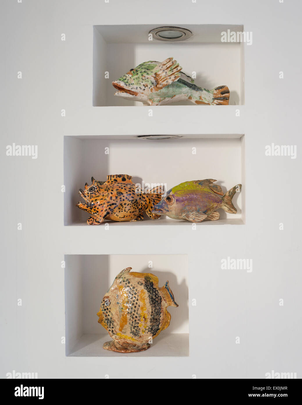 Pesce in ceramica realizzato da Ann Stokes nell'alcova ripiani Foto Stock