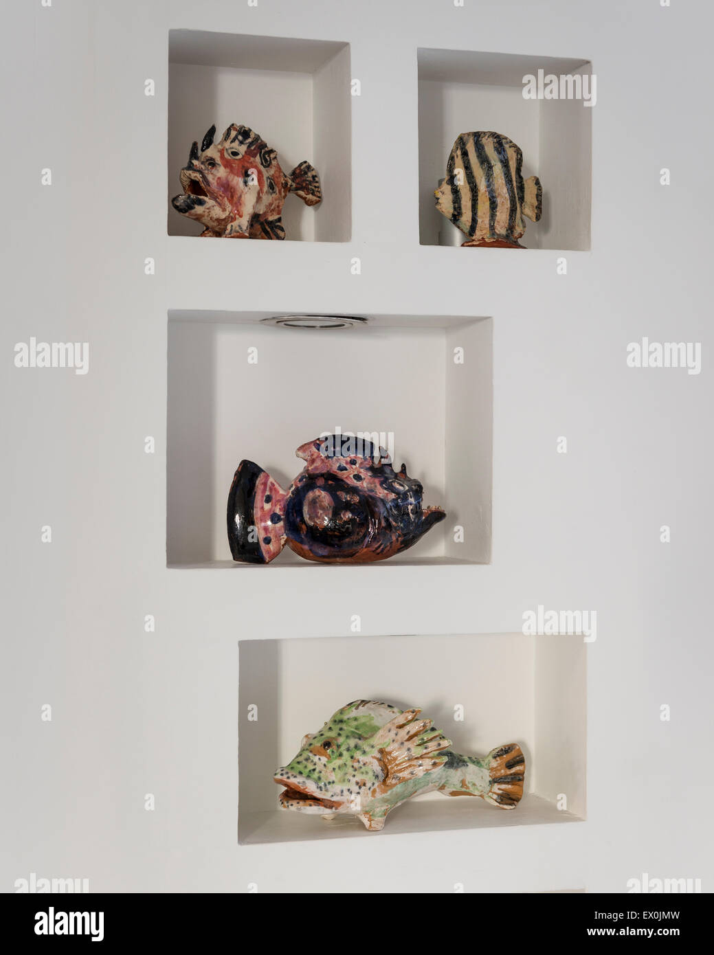 Pesce in ceramica realizzato da Ann Stokes nell'alcova ripiani Foto Stock