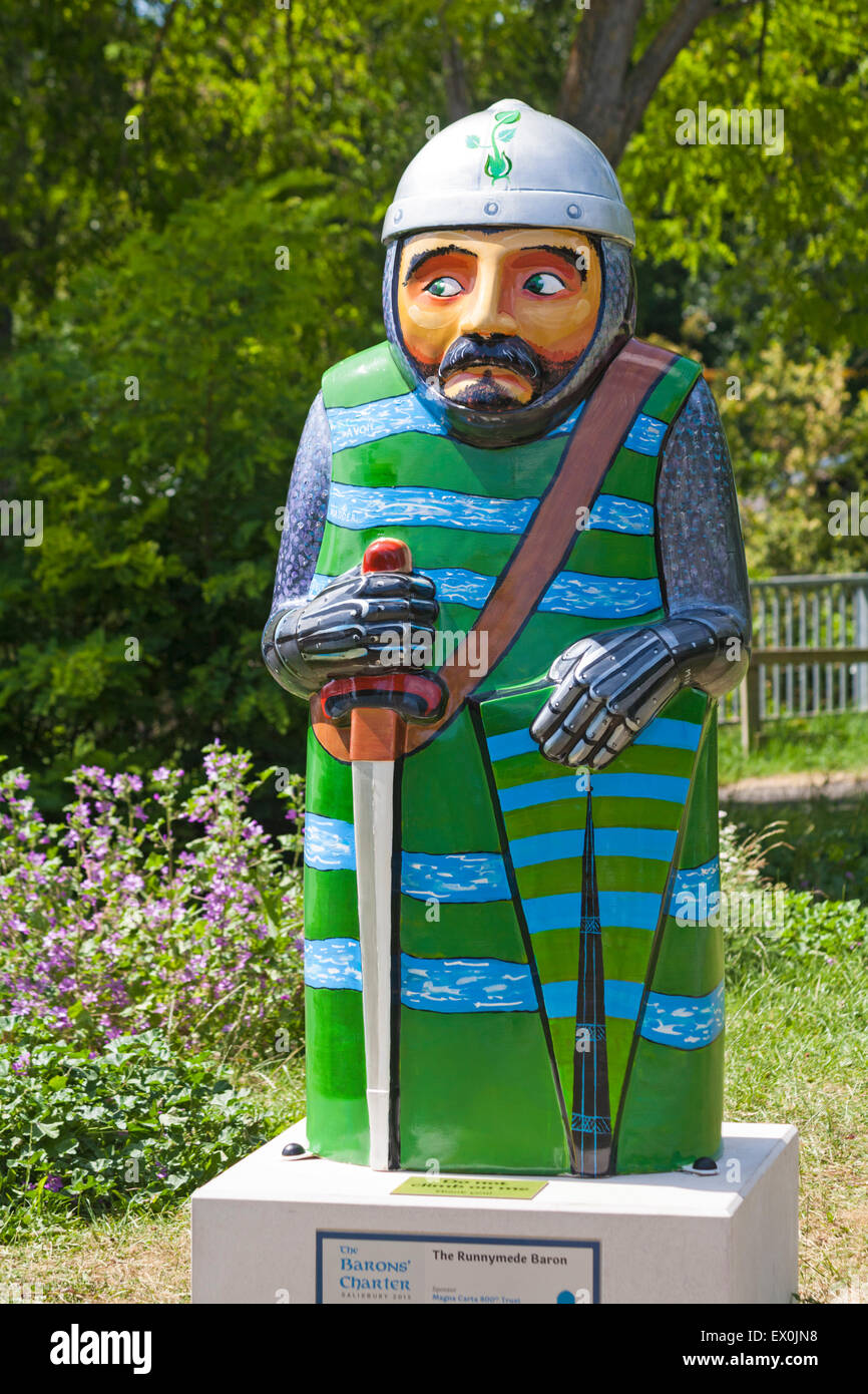 Il Barone Runnymede scultura su display, parte dei Baroni sentiero attraverso Salisbury in giugno Foto Stock