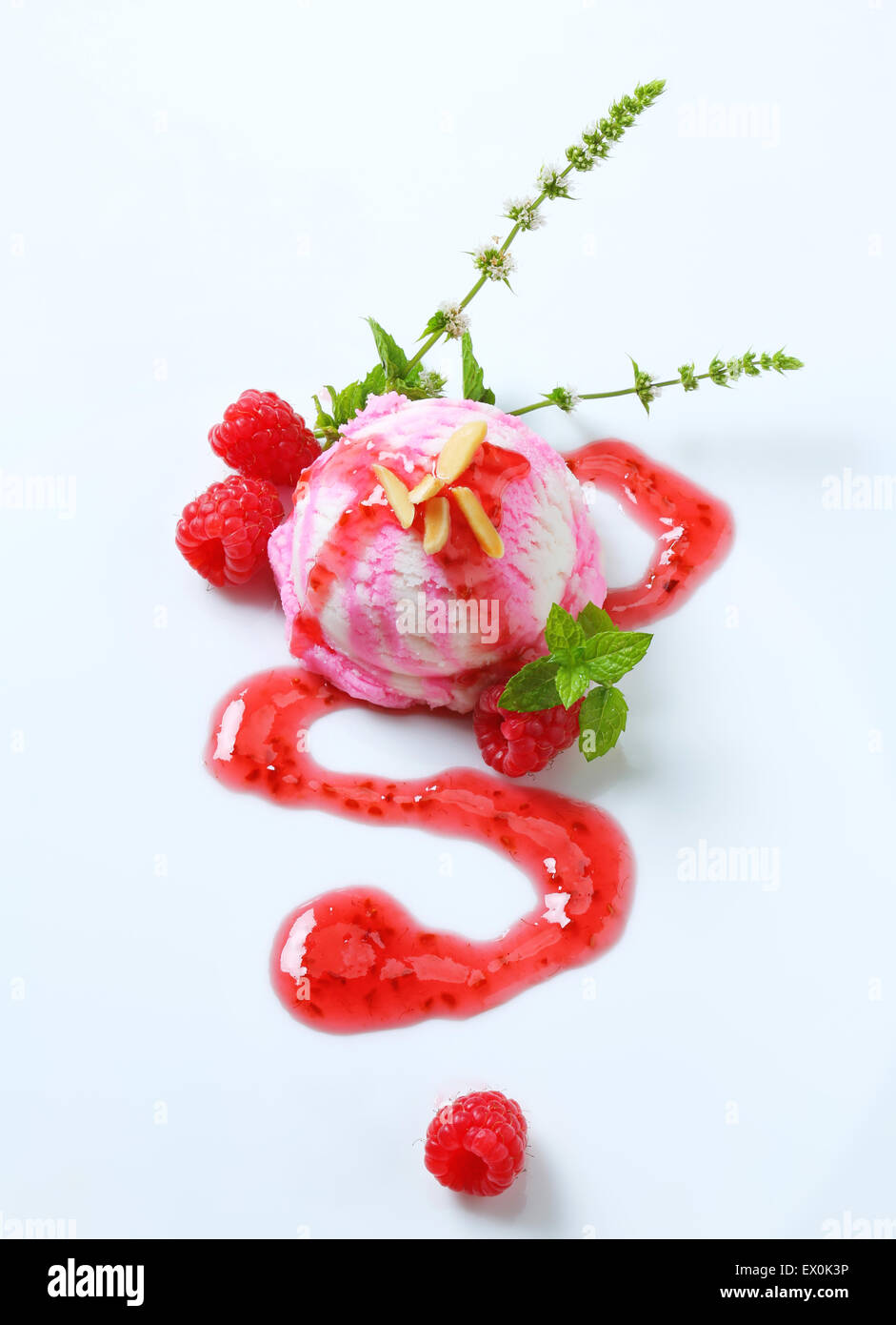 Convogliatore del gelato al lampone con sciroppo Foto Stock