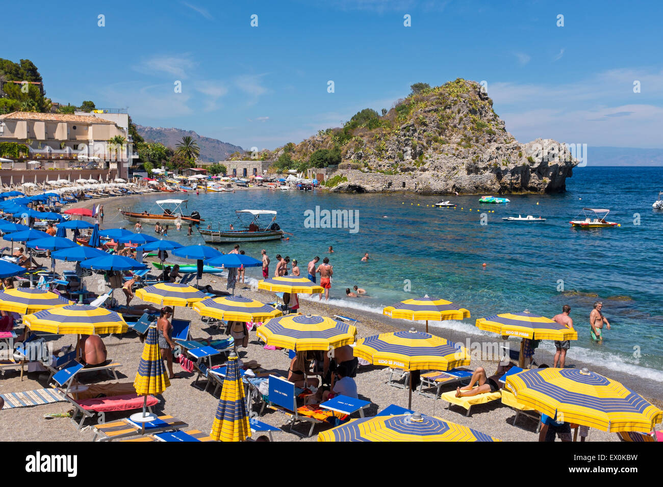 I turisti sulla Spiaggia di Grotta Azzurra vicino Isolla bella, Sicilia, Italia Foto Stock