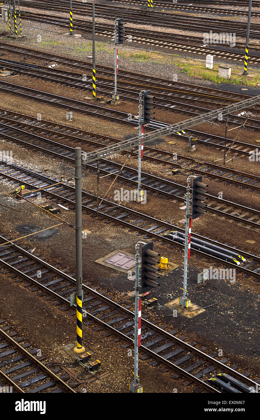 Ferrovia via crocevia sul vicino stazione ferroviaria. Foto Stock