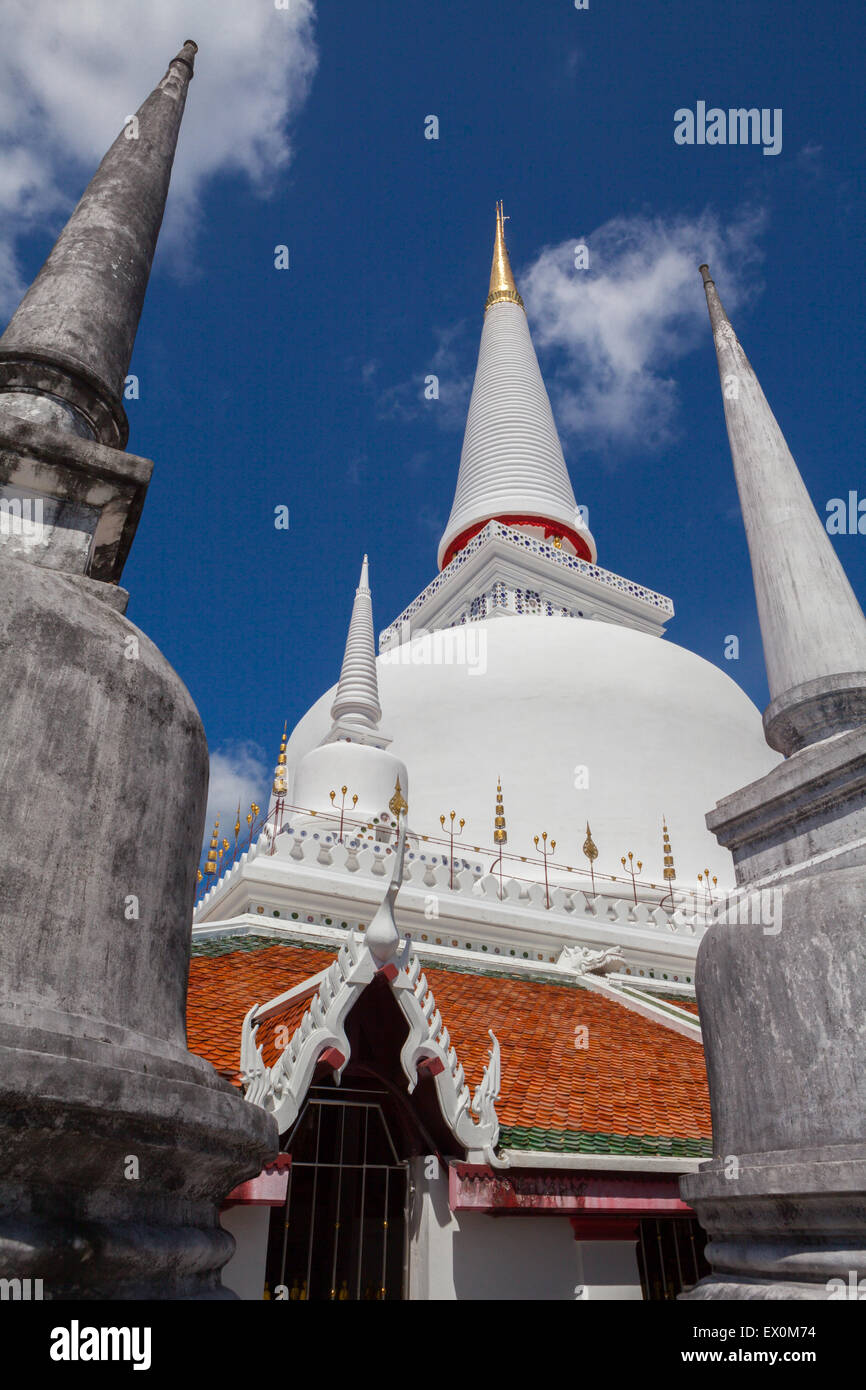 Chedi di Wat Phra Mahathat Woramahawihan, un antico tempio buddista di Nakhon si Thammarat, Thailandia. Foto Stock