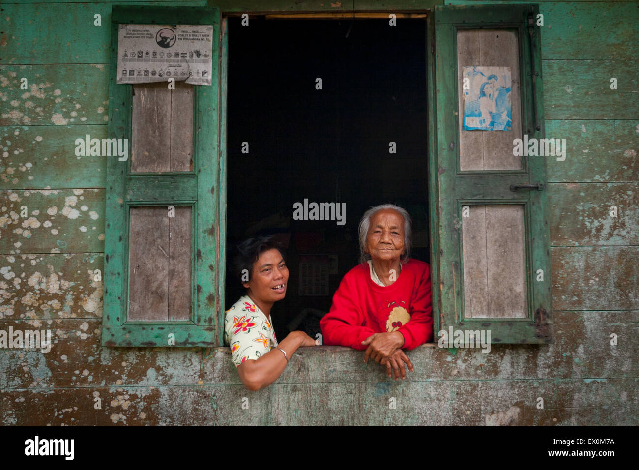 Ritratto ambientale delle donne abitanti del villaggio di Nauli, Sitahuis, Tapanuli centrale, Sumatra settentrionale, Indonesia. Foto Stock