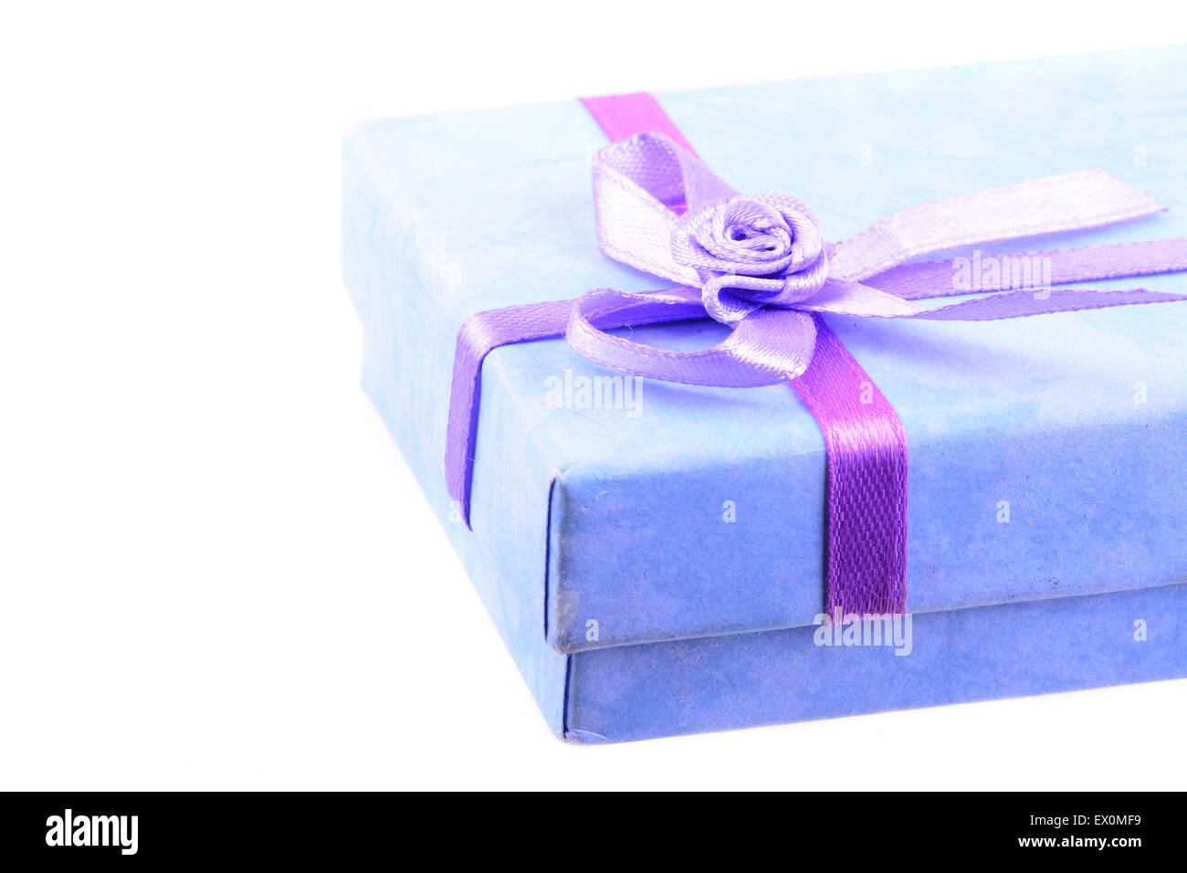 Piccola confezione regalo isolato su uno sfondo bianco Foto Stock