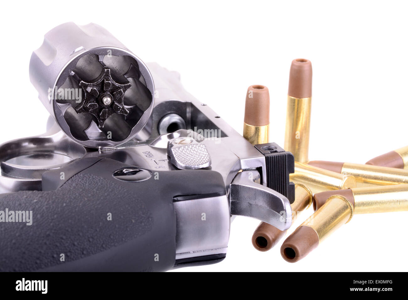 Ripresa macro di un revolver caricato con proiettili Foto Stock