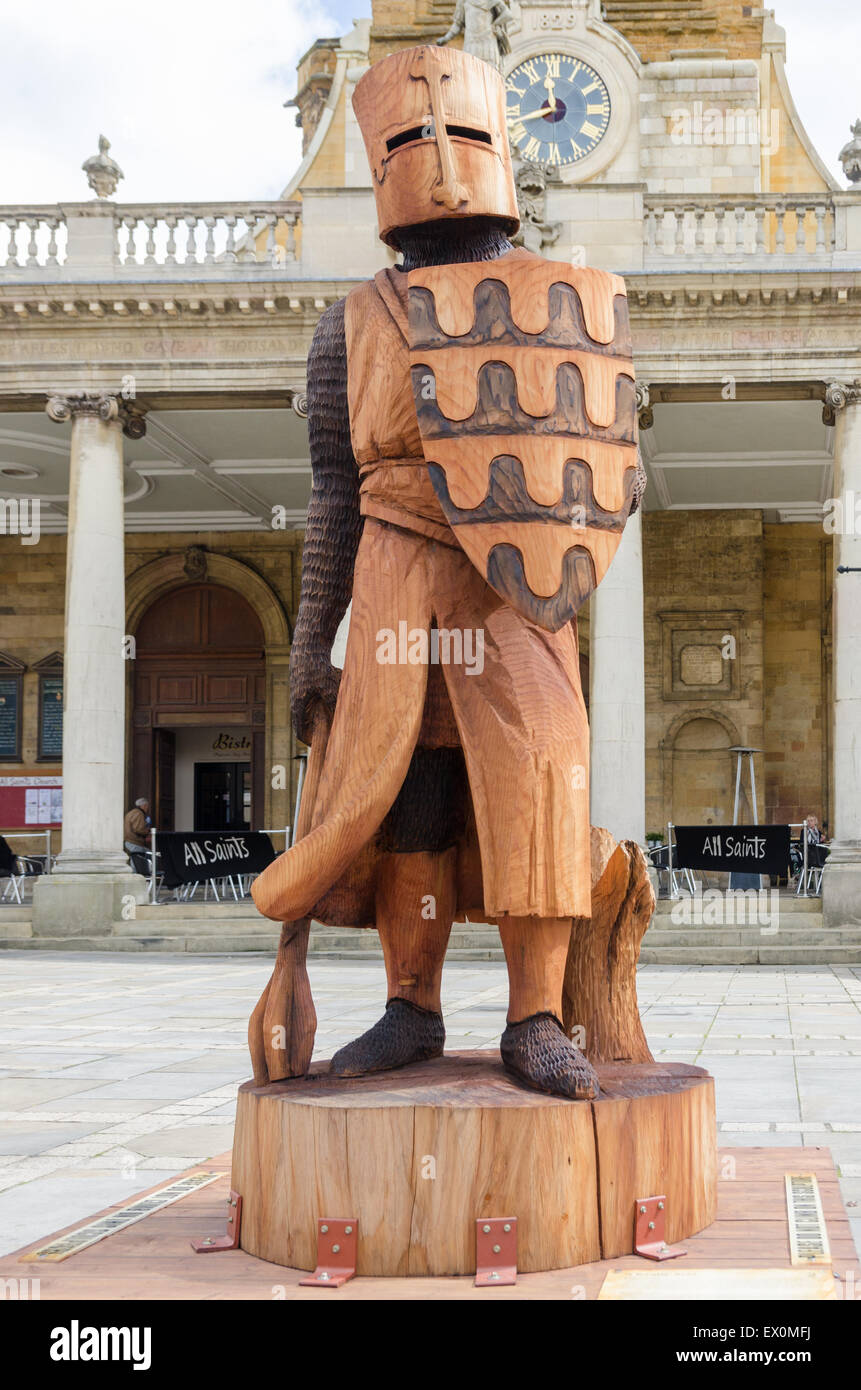 Scultura in legno del cavaliere medievale al di fuori di Chiesa di tutti i santi a Northampton realizzato da un chainsaw artista. Uno dei cinque. Foto Stock