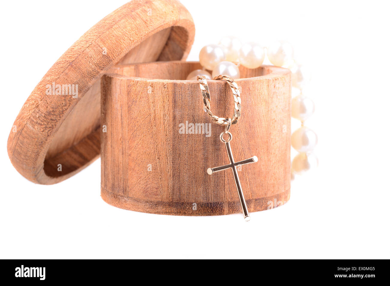 Ripresa macro di un cristiano crocifisso e perle in una scatola di legno Foto Stock