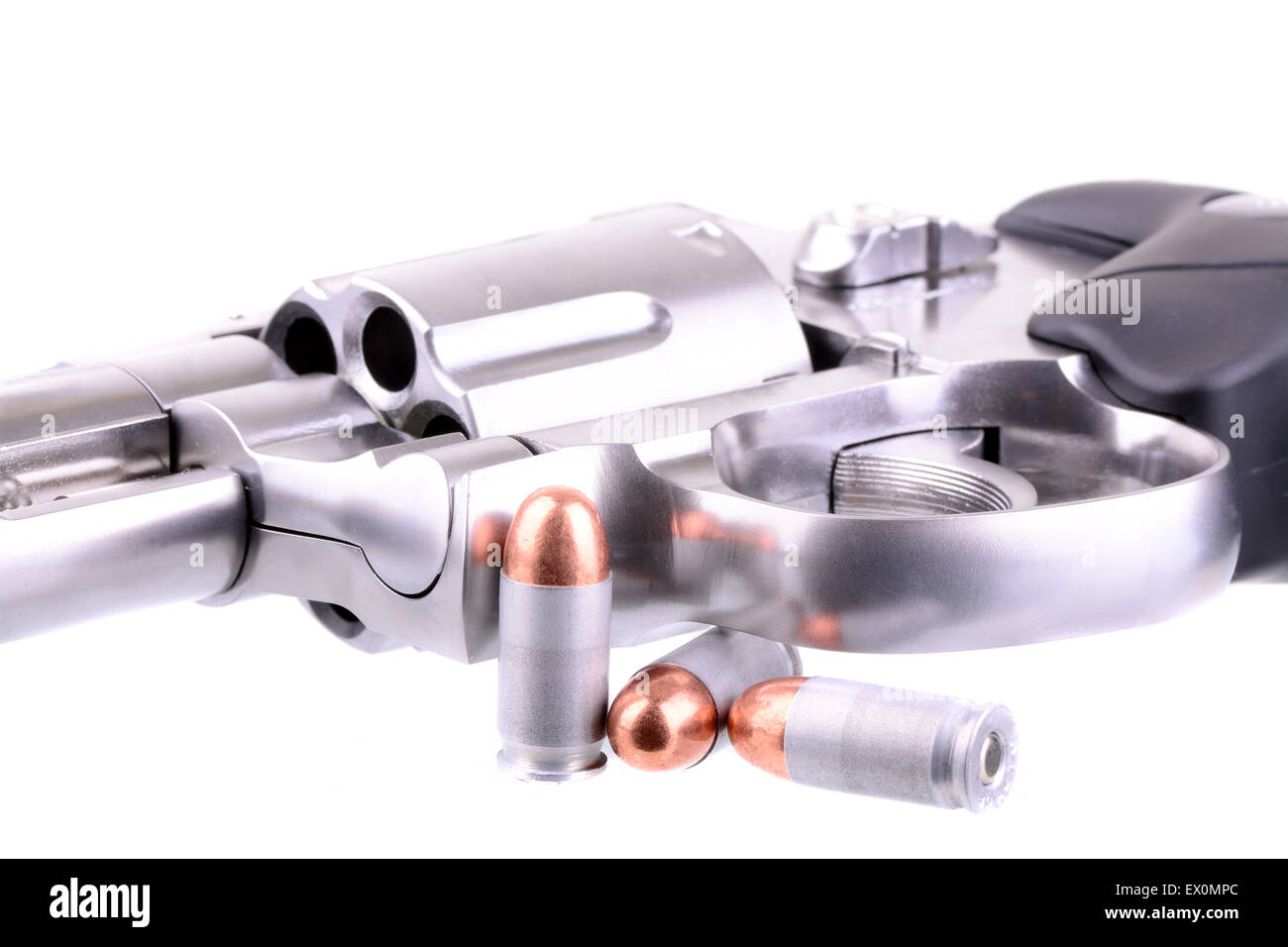 Ripresa macro di un revolver e pallottole su bianco Foto Stock