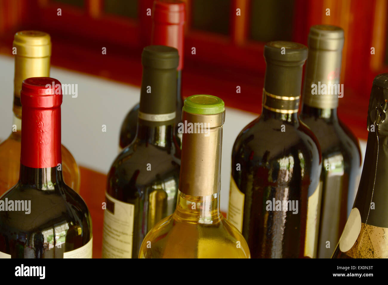 Immagine ravvicinata di diverse bottiglie di vino Foto Stock