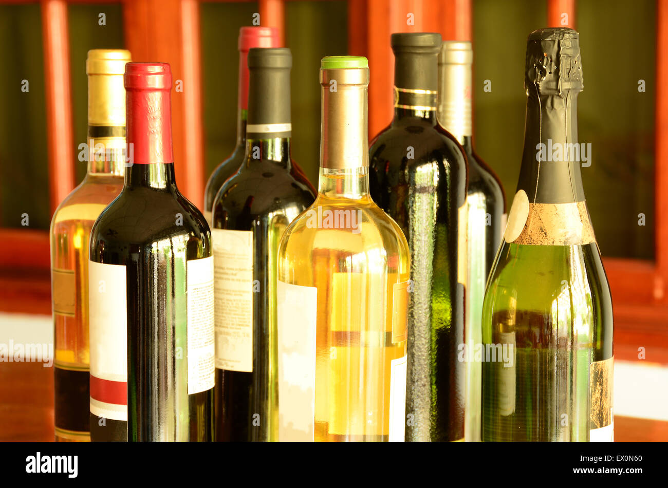 Una raccolta di diverse bottiglie di vino di diversi tipi Foto Stock