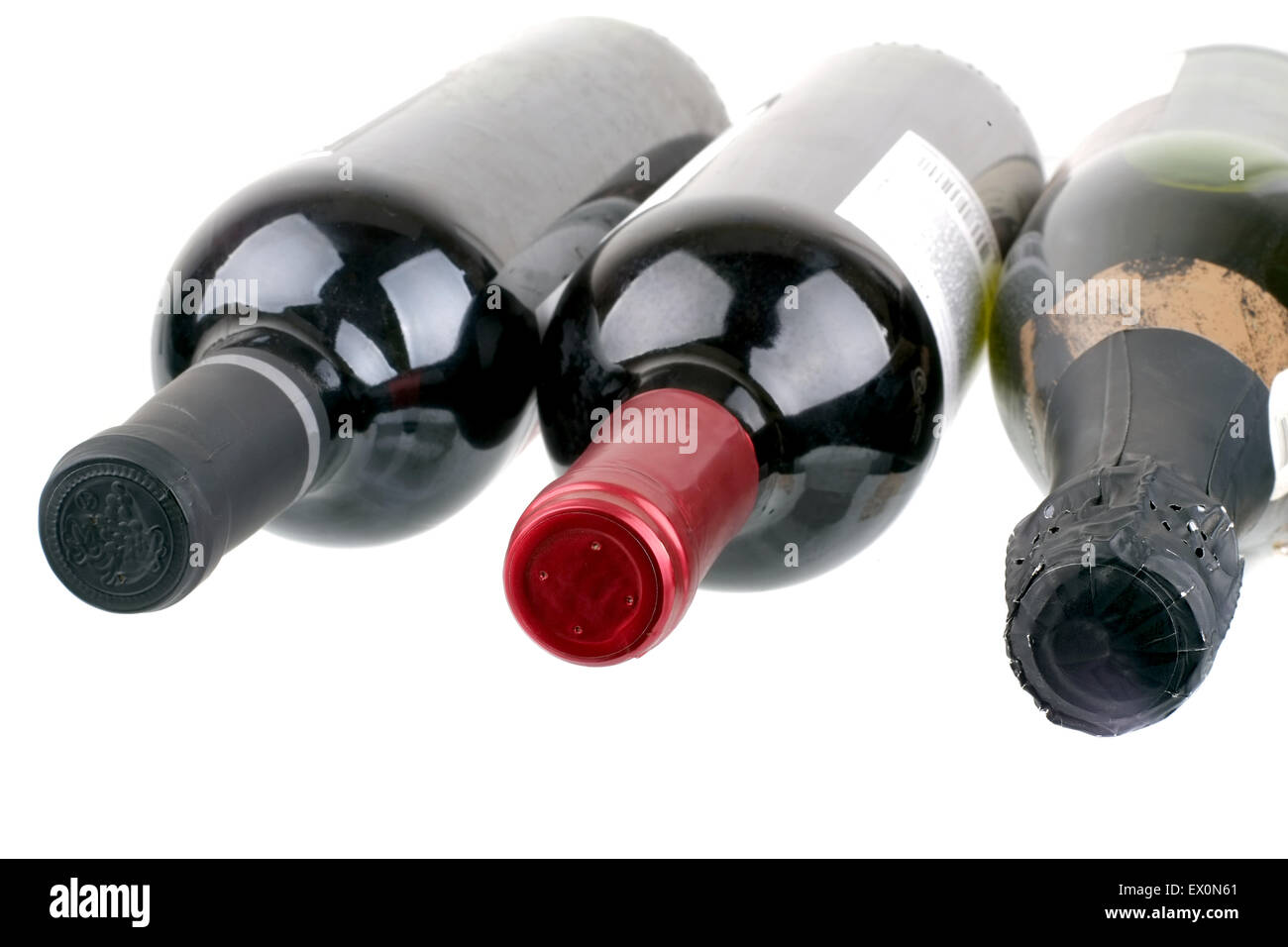 Tre bottiglie di vino isolato su uno sfondo bianco Foto Stock
