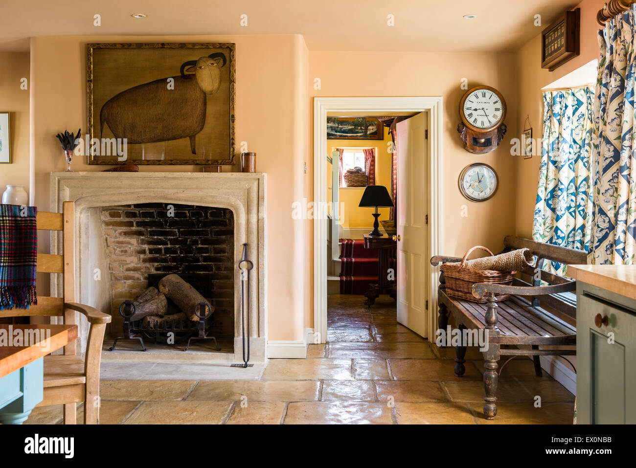 Camino con focolare aperto in cucina con pavimenti in lastricato Foto Stock