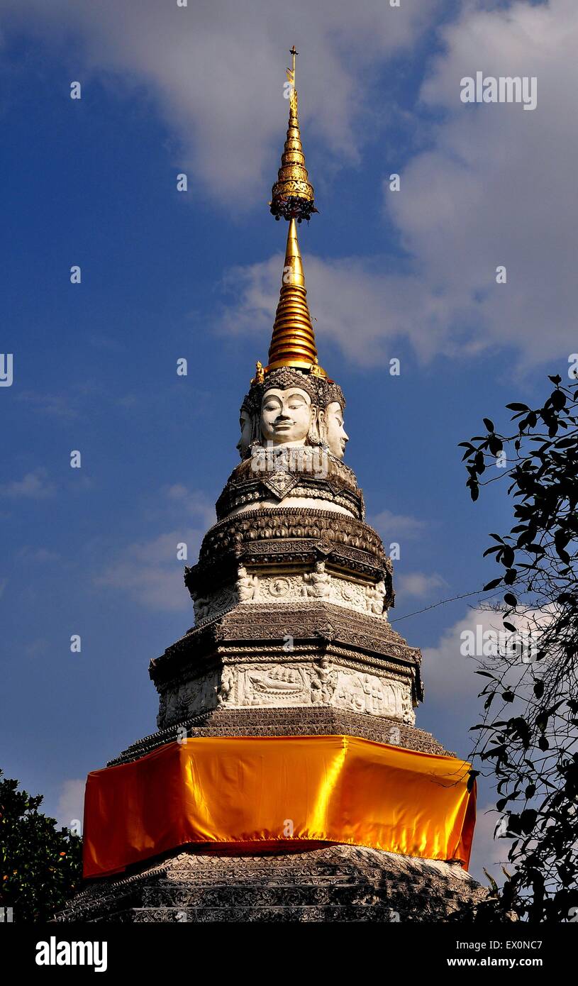 Chiang Mai, Thailandia: maestoso Chedi a gradini con seta arancione bunting e spire con quattro Buddha scolpito facce a coppa Wan durante Foto Stock