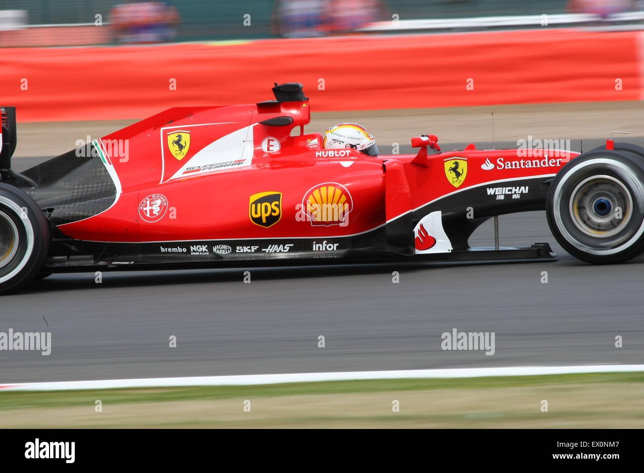 Sebastian Vettel con la sua Ferrari di Formula Uno in velocità Foto Stock