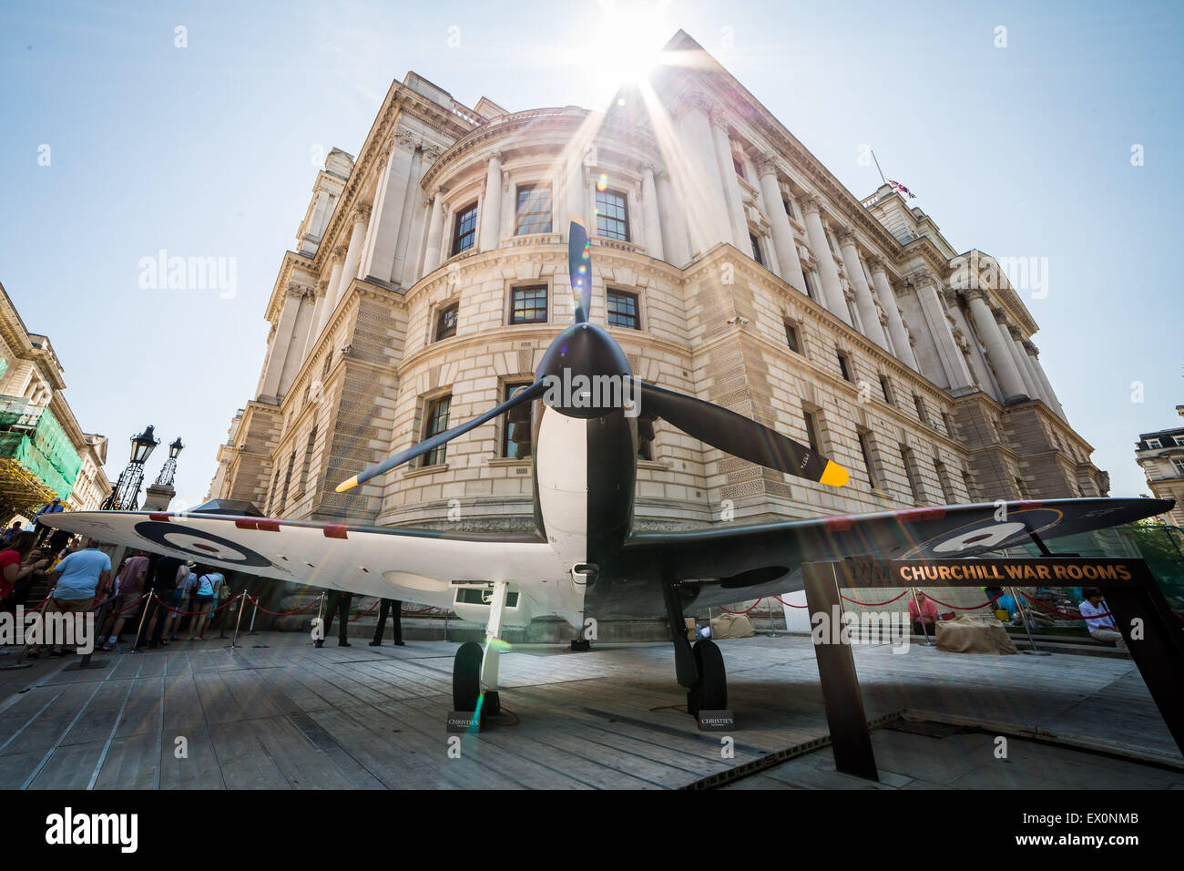Londra, Regno Unito. 3 Luglio, 2015. Un Vickers Supermarine Spitfire Mk 1 di un aeromobile è raffigurato al di fuori del Churchill War Rooms prima della sua vendita dalla Casa d'aste Christie's Credit: Guy Corbishley/Alamy Live News Foto Stock