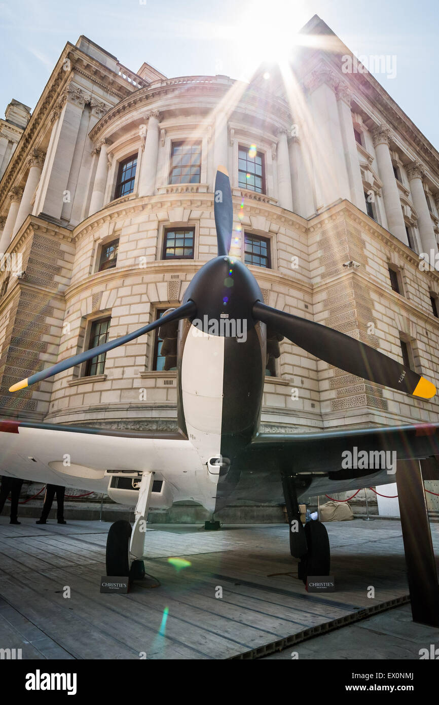 Londra, Regno Unito. 3 Luglio, 2015. Un Vickers Supermarine Spitfire Mk 1 di un aeromobile è raffigurato al di fuori del Churchill War Rooms prima della sua vendita dalla Casa d'aste Christie's Credit: Guy Corbishley/Alamy Live News Foto Stock