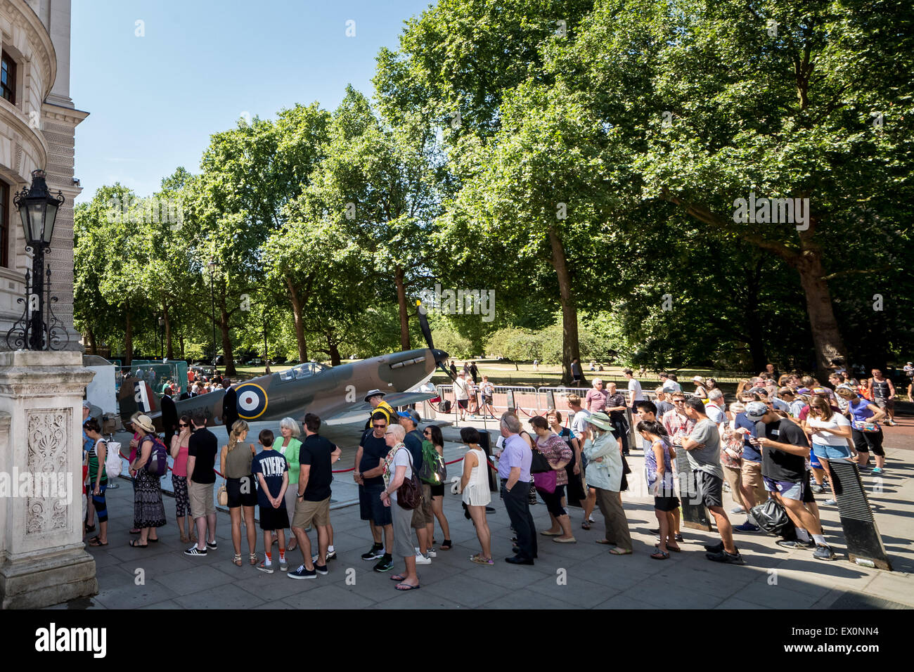 Londra, Regno Unito. 3 Luglio, 2015. Un Vickers Supermarine Spitfire Mk 1 di un aeromobile è raffigurato al di fuori del Churchill War Rooms prima della sua vendita dalla Casa d'aste Christie's Credit: Guy Corbishley/Alamy Live News Foto Stock