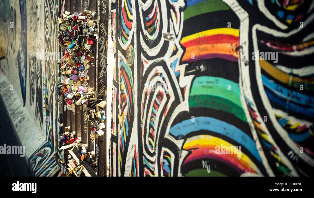Serrature sulla porta accanto al Muro di Berlino East Side Gallery Foto Stock