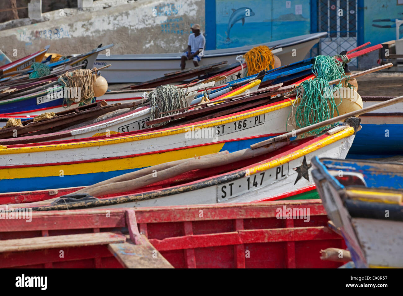 Colorate in legno tradizionali barche da pesca nel porto di Tarrafal sull'isola di Santiago, Capo Verde / Cabo Verde, Africa Foto Stock