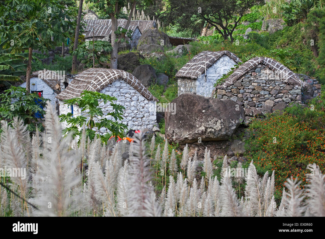 Borgo rurale con capanne in pietra nella Ribeira Grande valle sull'isola di Santo Antão, Capo Verde / Cabo Verde, Africa occidentale Foto Stock