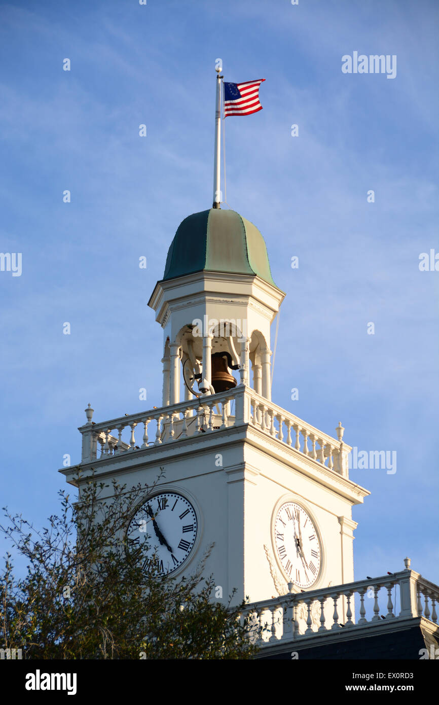 Campanile con orologio e una bandiera americana sulla parte superiore Foto Stock