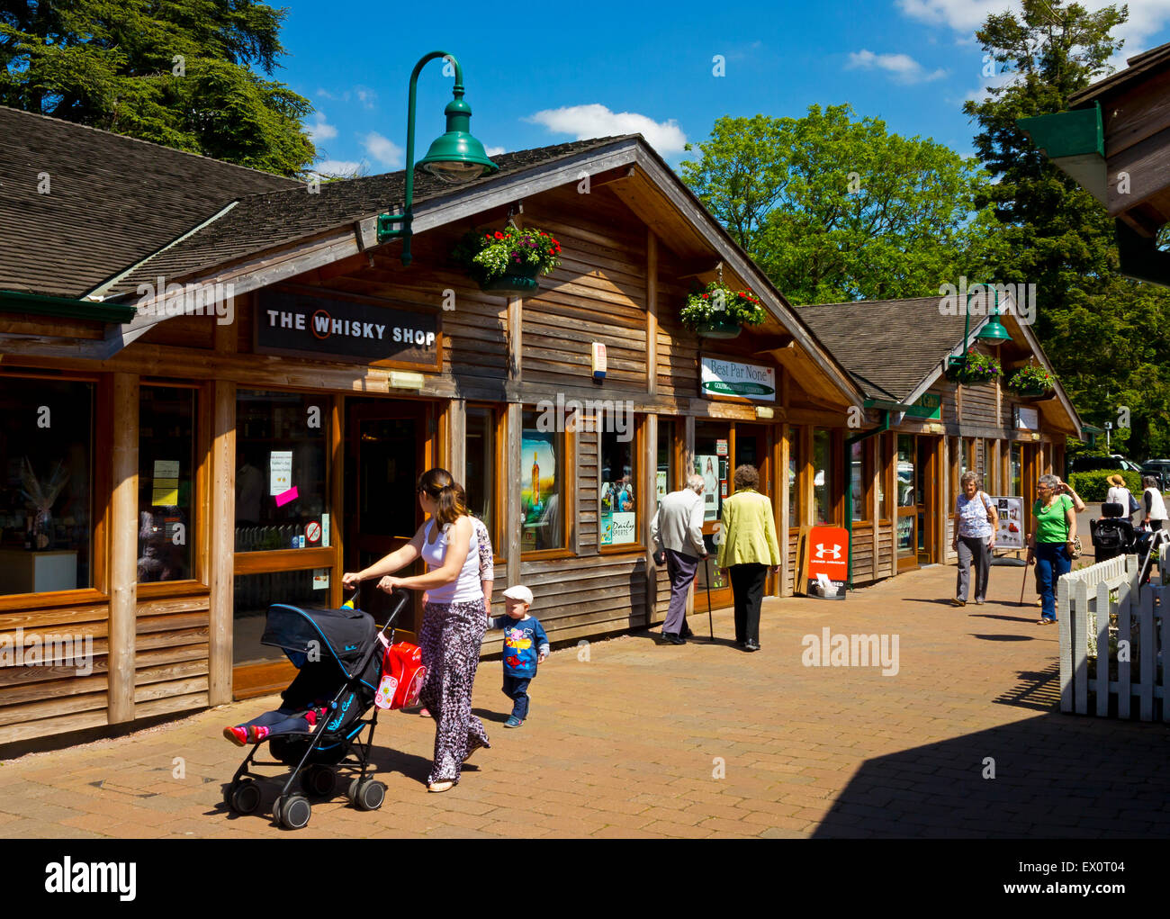 I turisti a shopping village ad ingresso a Trentham Gardens vicino a Stoke on Trent Staffordshire England Regno Unito Foto Stock