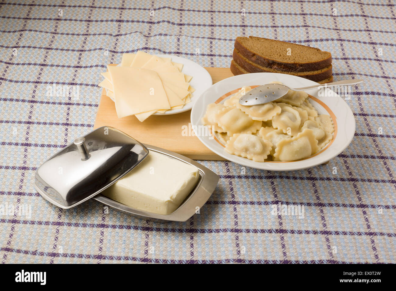 Pranzo caldo con bolliti un gnocchi in un ambiente di pane di formaggio e olio Foto Stock