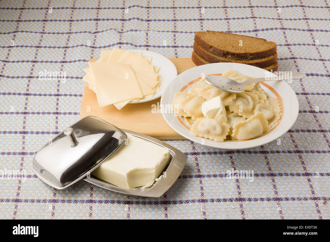 Pranzo caldo con bolliti un gnocchi in un ambiente di pane di formaggio e olio Foto Stock