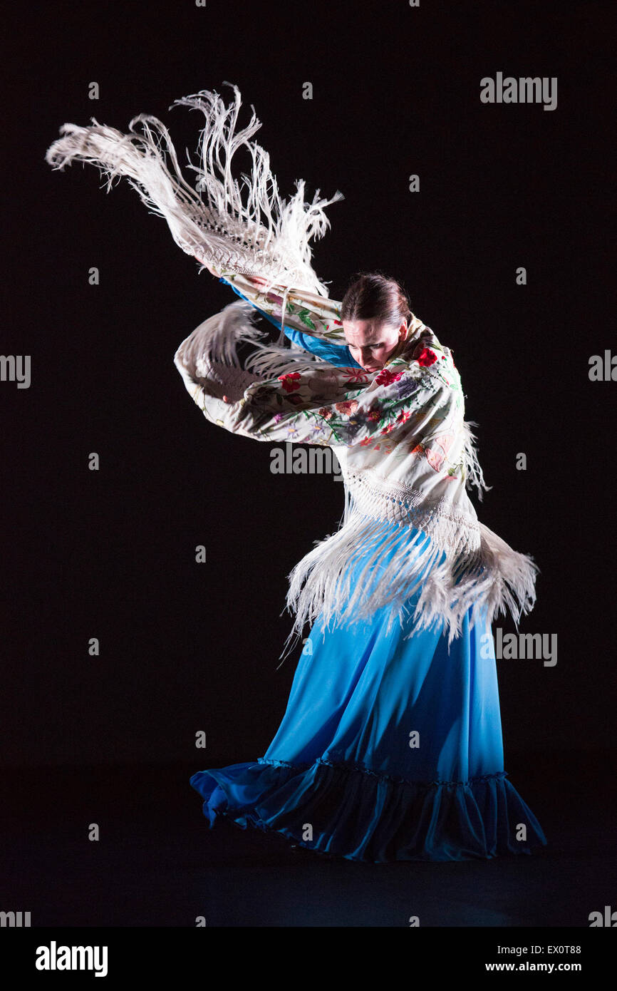 Carmen Rivas 'La Talegona' esecuzione Granaína. Paco Peña Dance Company eseguire il Regno Unito premiere di 'Flamencura' a: Sadler's Wells Theatre. Il flamenco show corre dal 20 al 28 giugno 2015 e dispone di sei musicisti e tre danzatori. Foto Stock