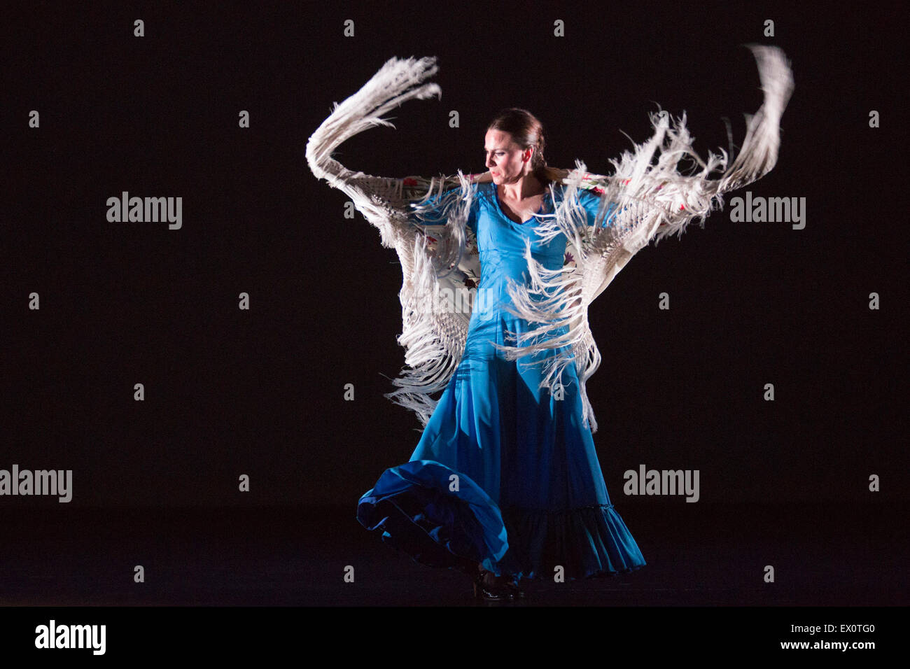 Carmen Rivas 'La Talegona' esecuzione Granaína. Paco Peña Dance Company eseguire il Regno Unito premiere di 'Flamencura' a: Sadler's Wells Theatre. Il flamenco show corre dal 20 al 28 giugno 2015 e dispone di sei musicisti e tre danzatori. Foto Stock