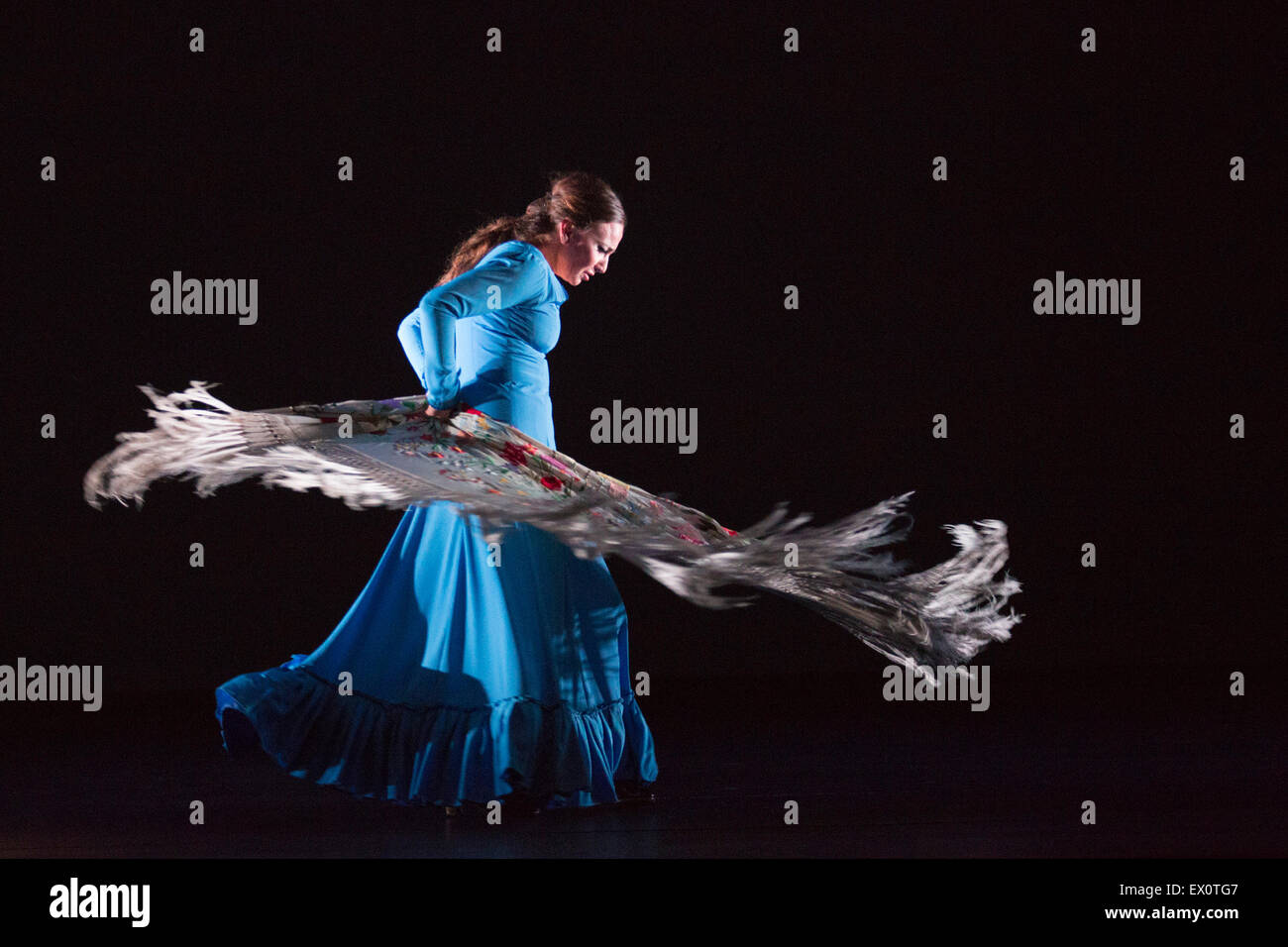 Carmen Rivas 'La Talegona' esecuzione Granaína. Paco Peña Dance Company eseguire il Regno Unito premiere di 'Flamencura' a: Sadler's Wells Theatre. Il flamenco show corre dal 20 al 28 giugno 2015 e dispone di sei musicisti e tre danzatori. Foto Stock