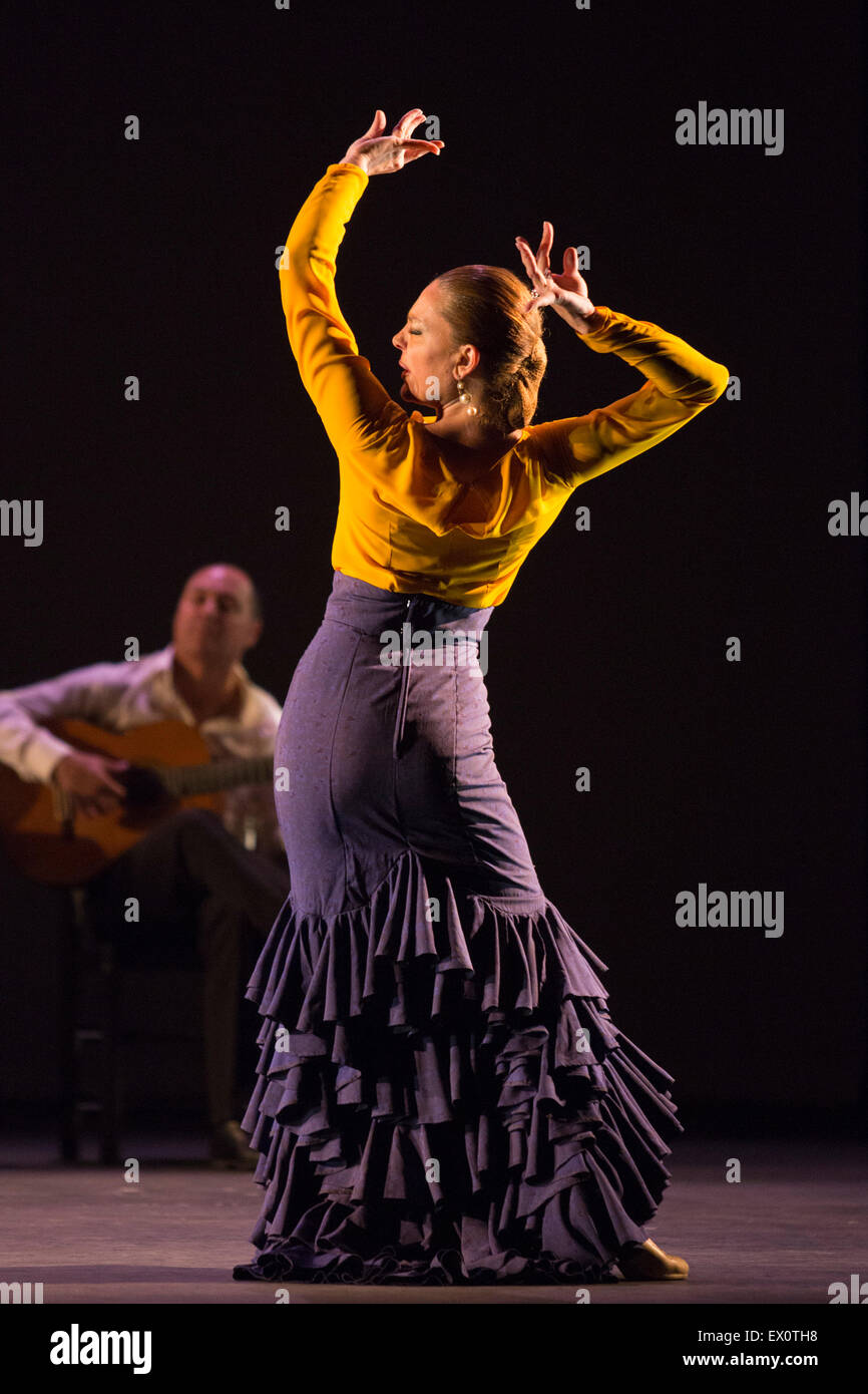 Charo Espino eseguendo Alegria. Paco Peña Dance Company eseguire il Regno Unito premiere di 'Flamencura' a: Sadler's Wells Theatre. Il flamenco show corre dal 20 al 28 giugno 2015 e dispone di sei musicisti e tre danzatori. Foto Stock