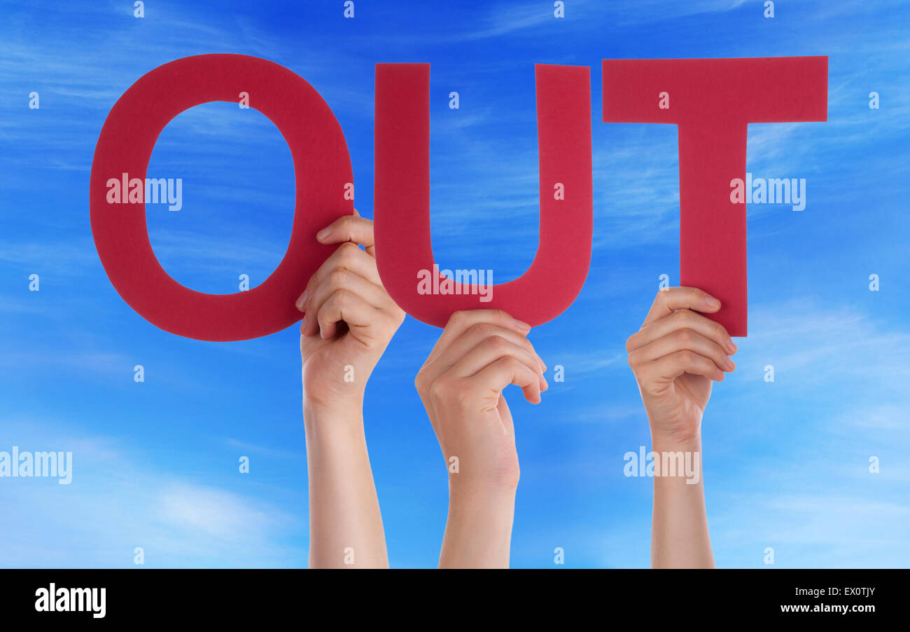 Molte mani Tenendo dritto rosso parola Out Blue Sky Foto Stock
