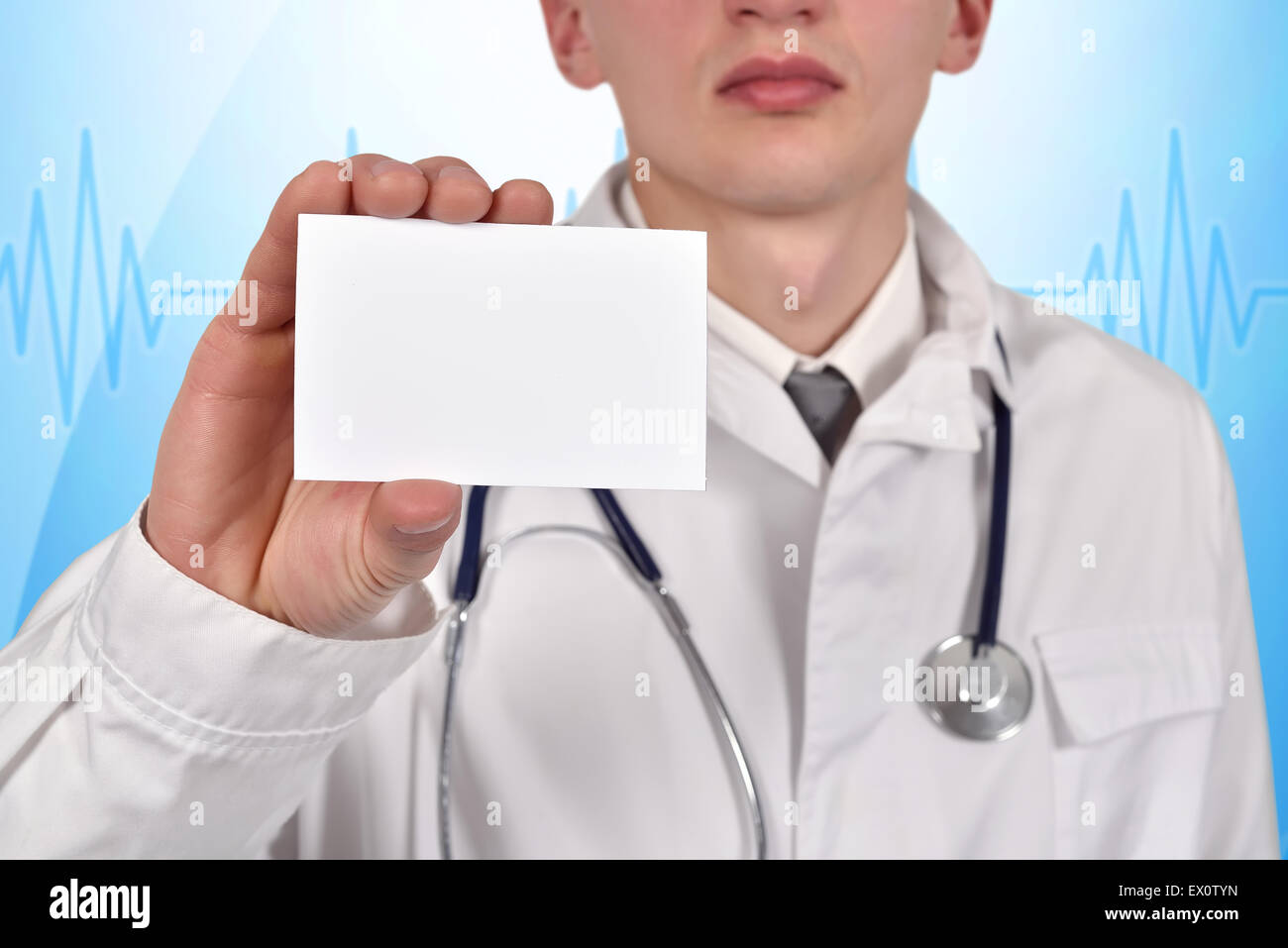 Medico con stetoscopio holding blank biglietto da visita Foto Stock