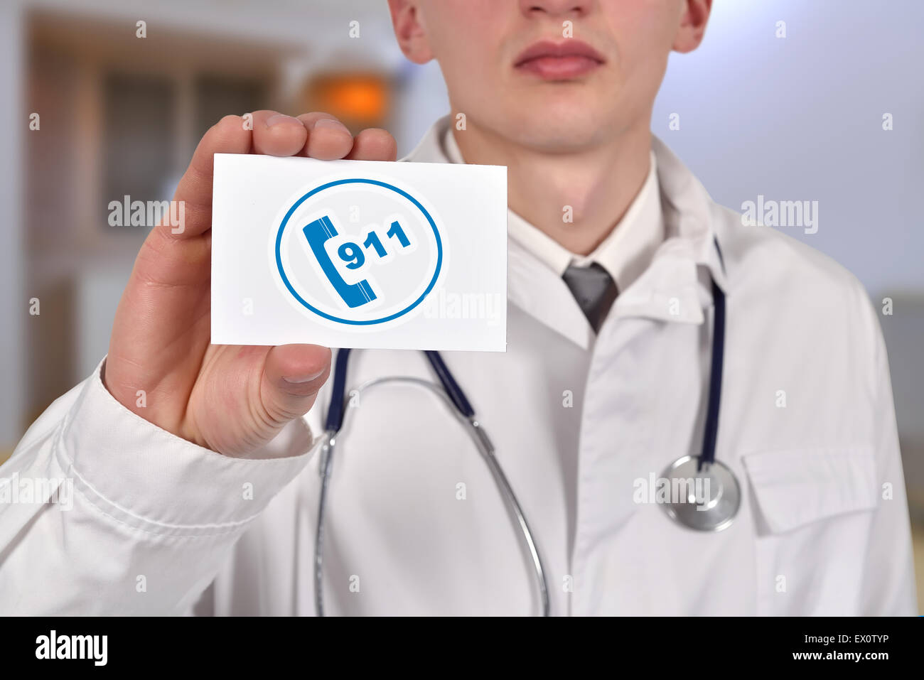 Medico azienda visitando la scheda con il simbolo 911 Foto Stock