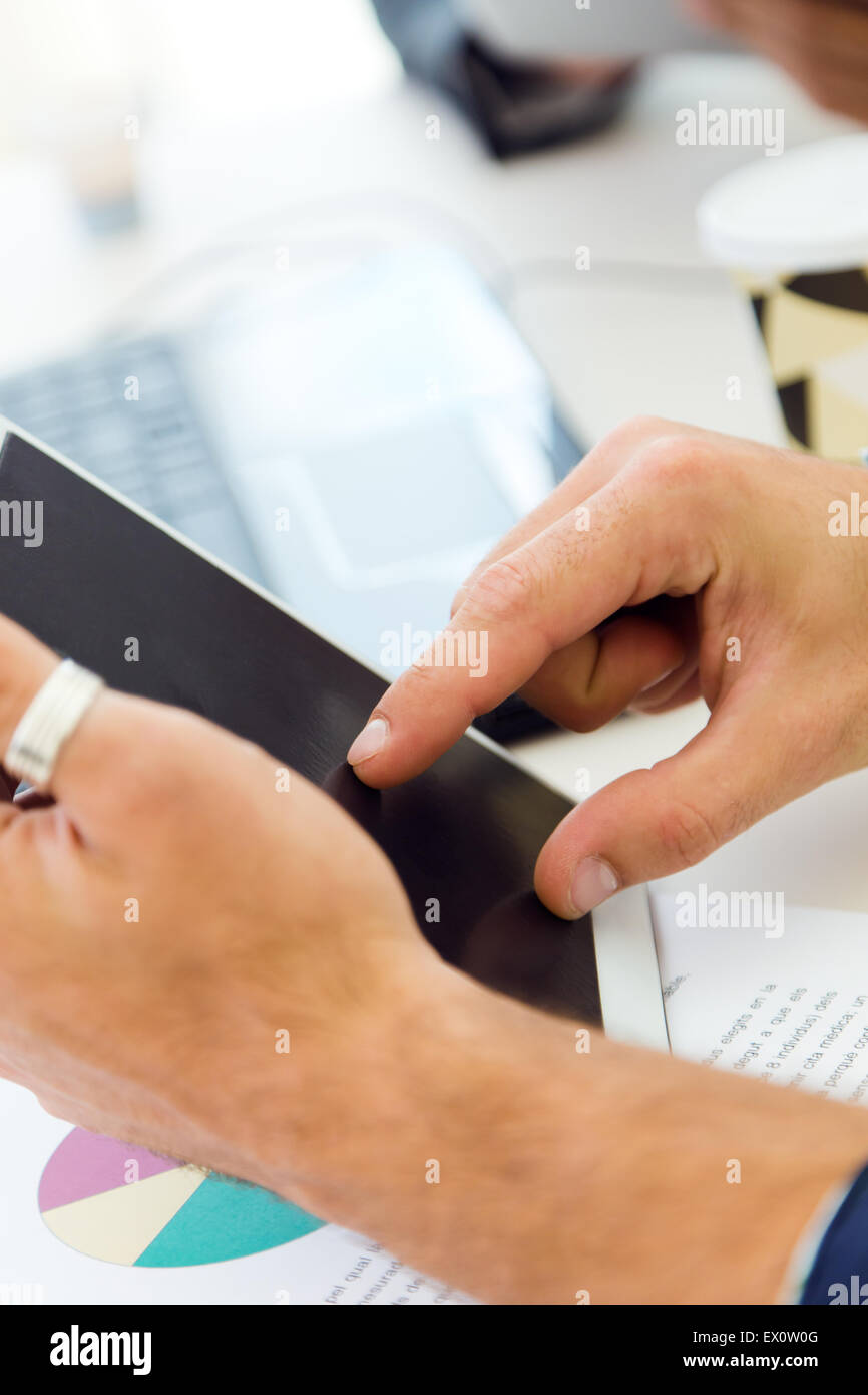 Ritratto di imprenditore puntare il dito sullo schermo di una tavoletta digitale. Foto Stock