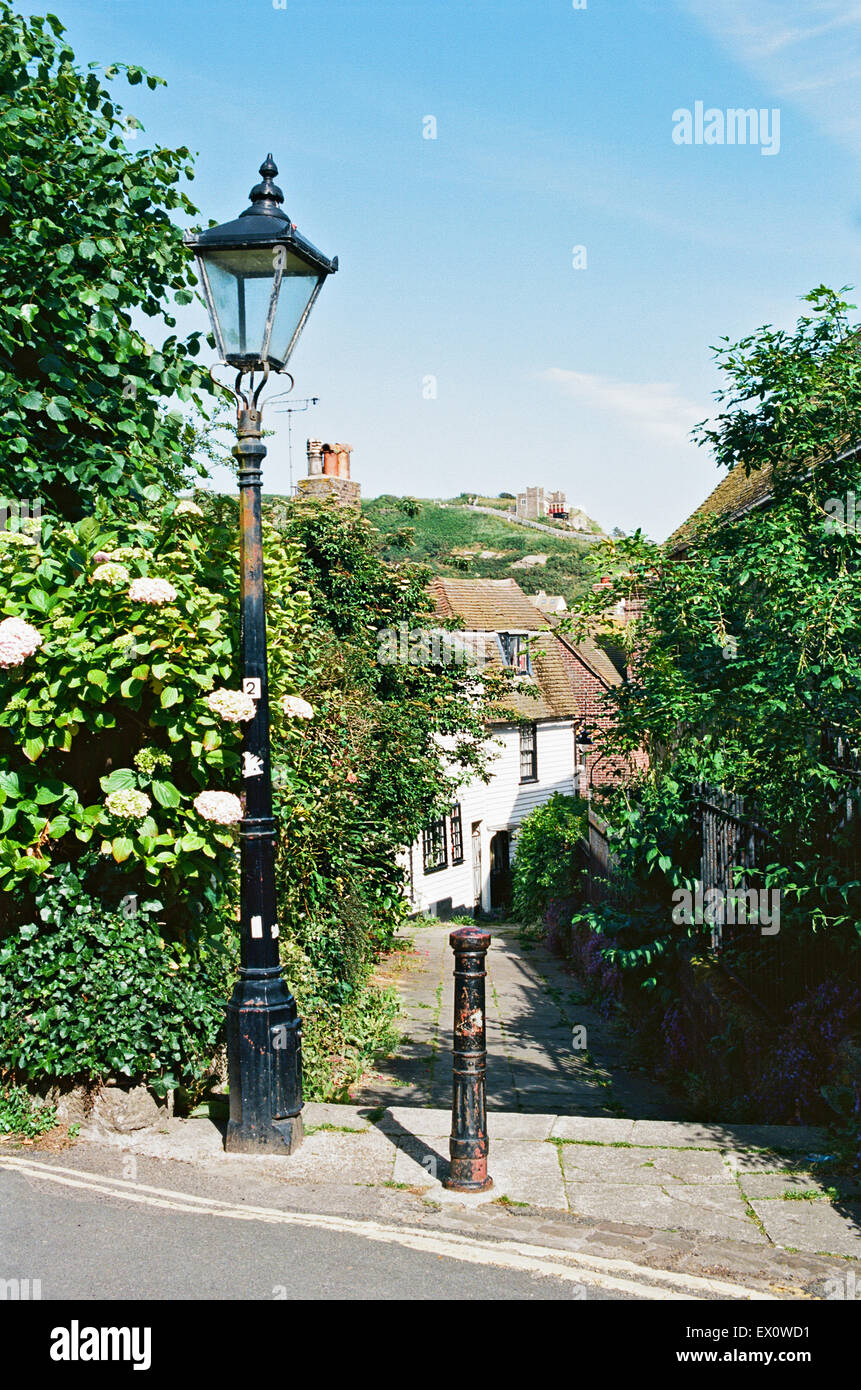 Passaggio di chiesa, Hastings, East Sussex Regno Unito, nella Città Vecchia, con East Hill Foto Stock