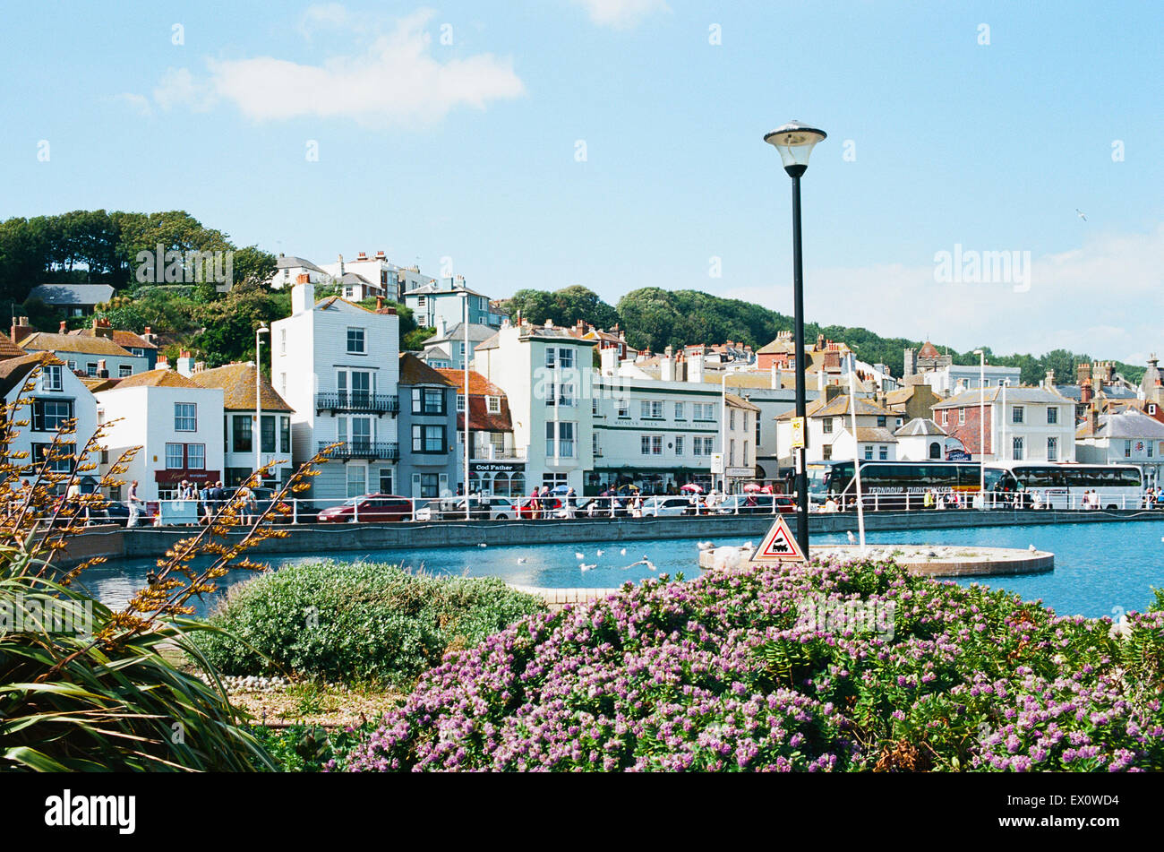 Hastings Old Town anteriore e gite in barca sul lago in estate, East Sussex, Regno Unito Foto Stock