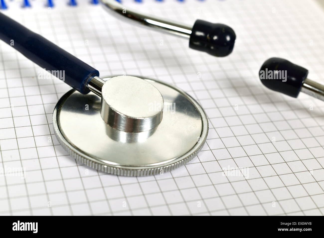 Uno stetoscopio sullo sbozzato appunti, close up Foto Stock